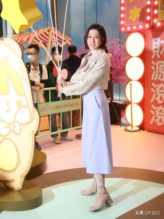 钟嘉欣晒和儿子在机场的温馨合影 母子俩回家与家人一起过春节