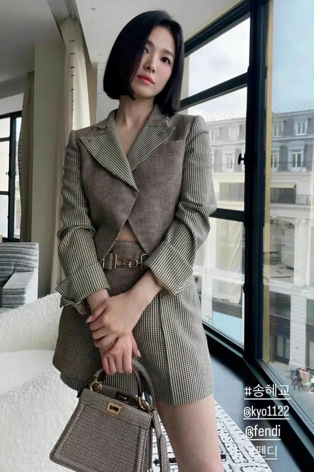 41岁宋慧乔真给韩国人长脸！穿露脐西装高调看秀，大方展现东方美
