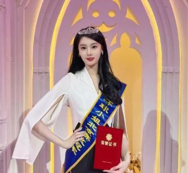 中传又一位校花走红，颜值气质不输冯琳，还获得“环球小姐”桂冠