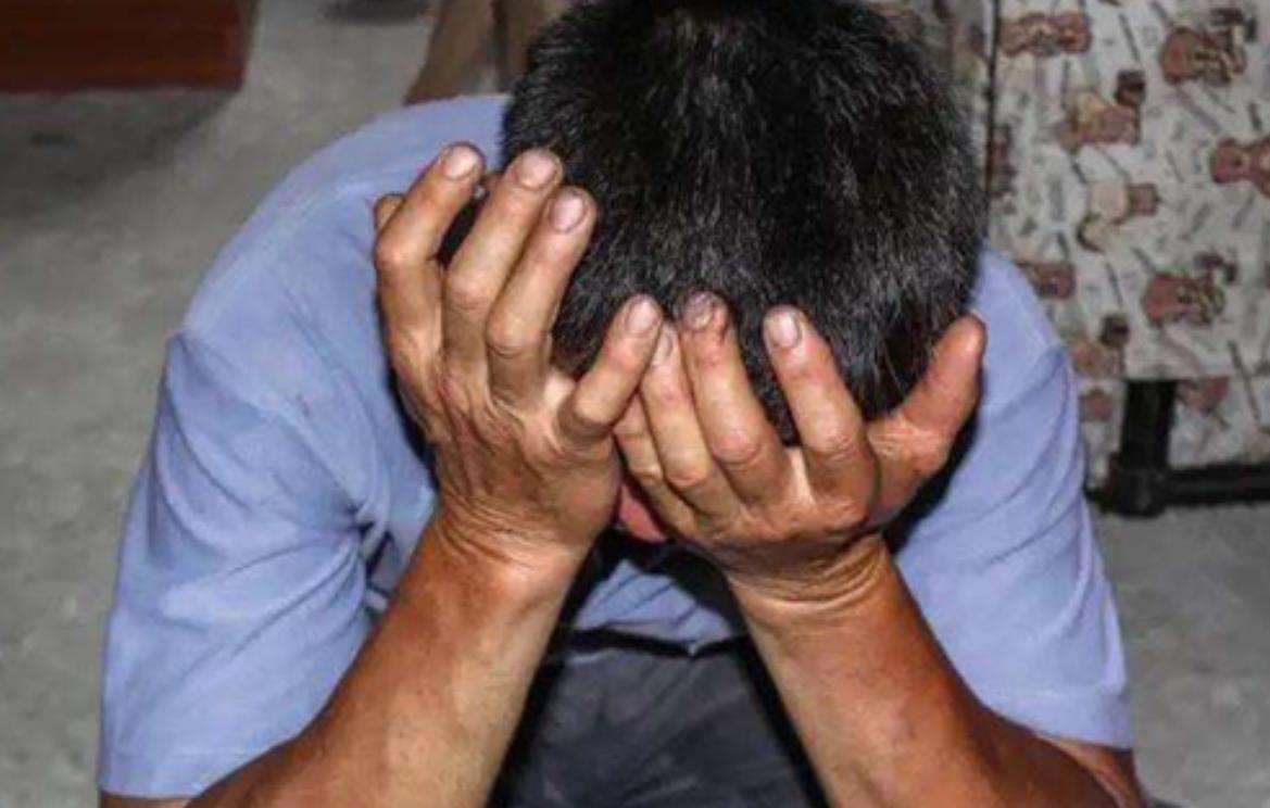 2018年,四川老汉到教育局,含泪跪求查孙女高考试卷：不信只有47分