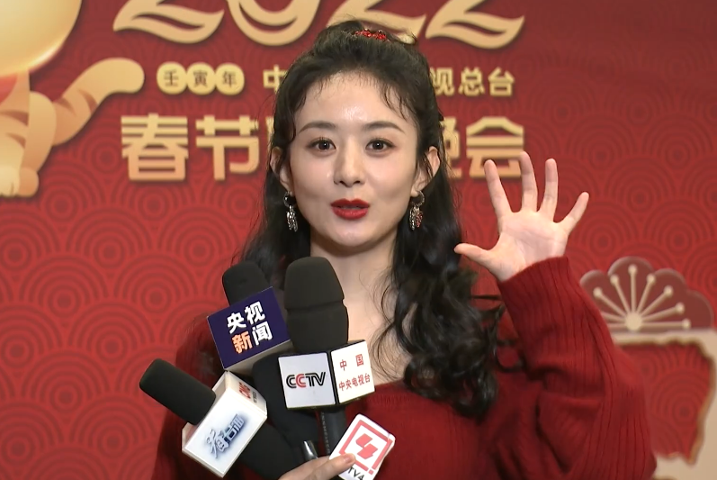35歲趙麗穎露臉央視春晚，關掉美顏跟濾鏡，這狀態也太真實了吧