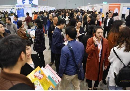 人大毕业的“高考状元”，如今流浪街头引围观，曾在上海创业