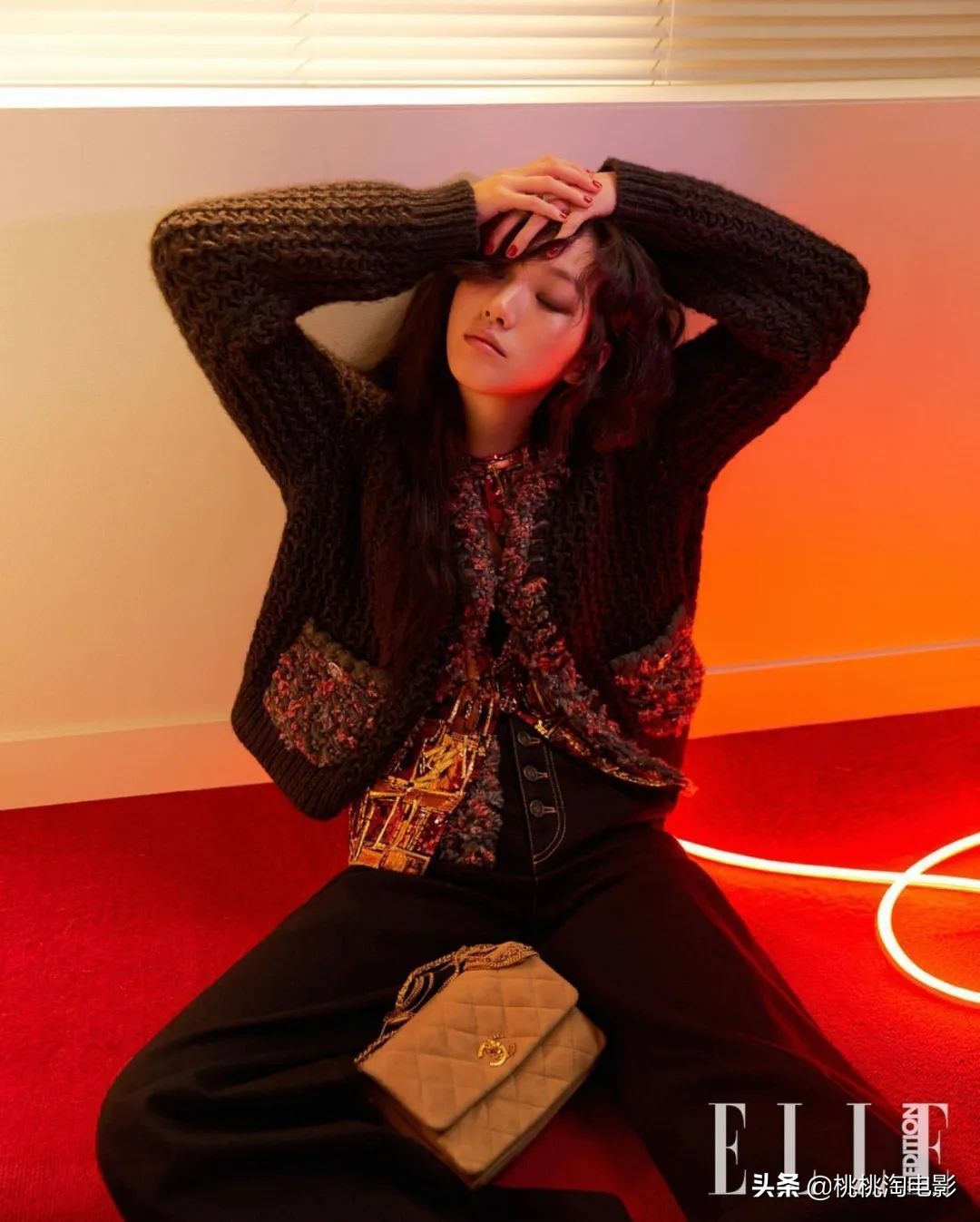 韩国女星金高银《ELLE》封面大片，烟熏妆羊毛卷酷劲十足