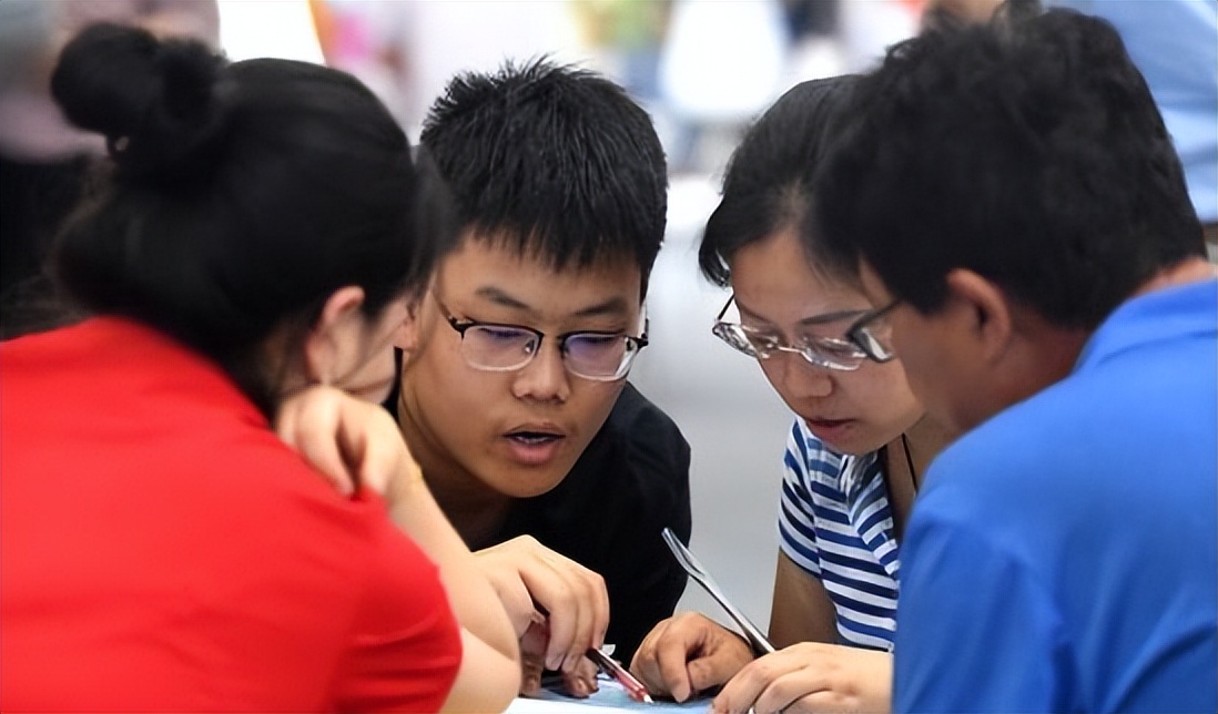 大学生免费帮亲戚报志愿，568分捡漏上211名校，不料却被亲戚埋怨