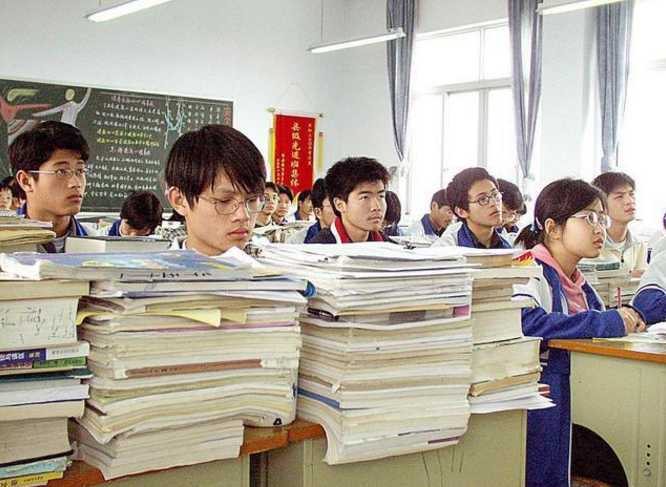 父母残疾全家靠吃野菜度日，大哥辍学打工供他上学，如今考进清华