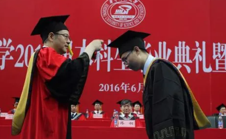 华科大拍摄宣传片，竟“借”武汉大学校草，华科大男生表示不服