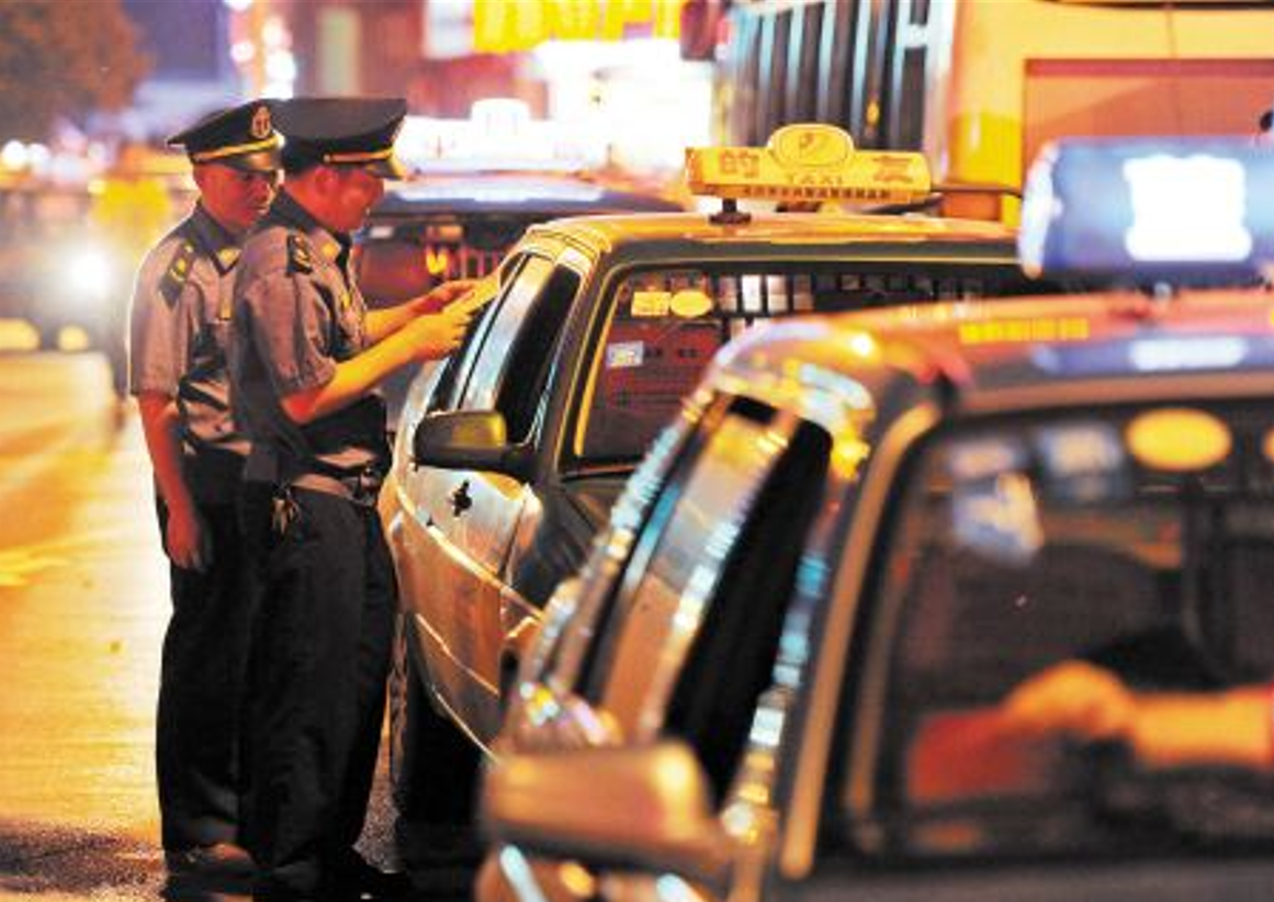 2004年，长沙出租车司机撞死抢劫自己的歹徒，被判3年半引发争议