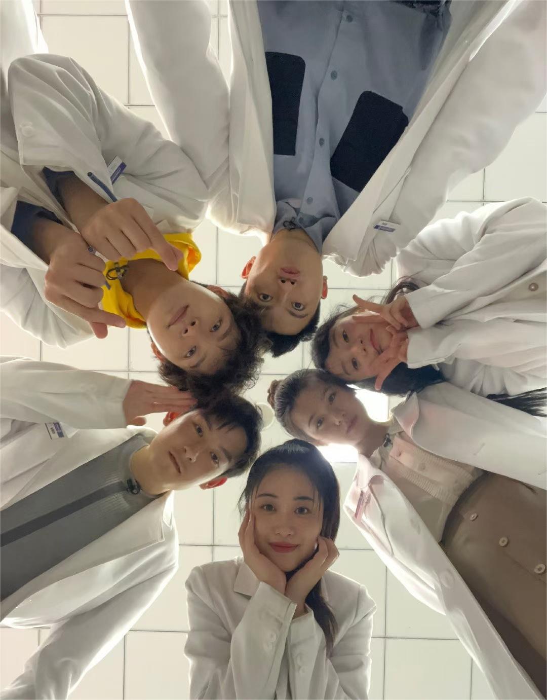 《初入职场的我们》法医季正式收官，风起时再遇，花开时再聚