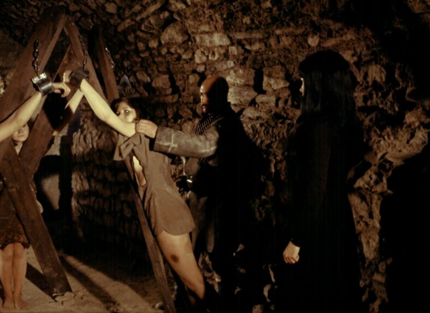 山洞中的女食人族,既有恐怖元素,又负责露肉吸引眼球.