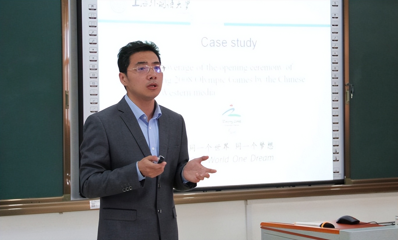 大学副教授晒出年收入，金额引发热议，怪不得教师行业竞争激烈