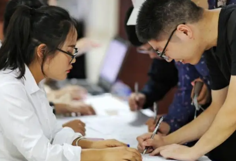 公务员“辞职信”走红，辞职理由引起同行共鸣，网友却直言太年轻