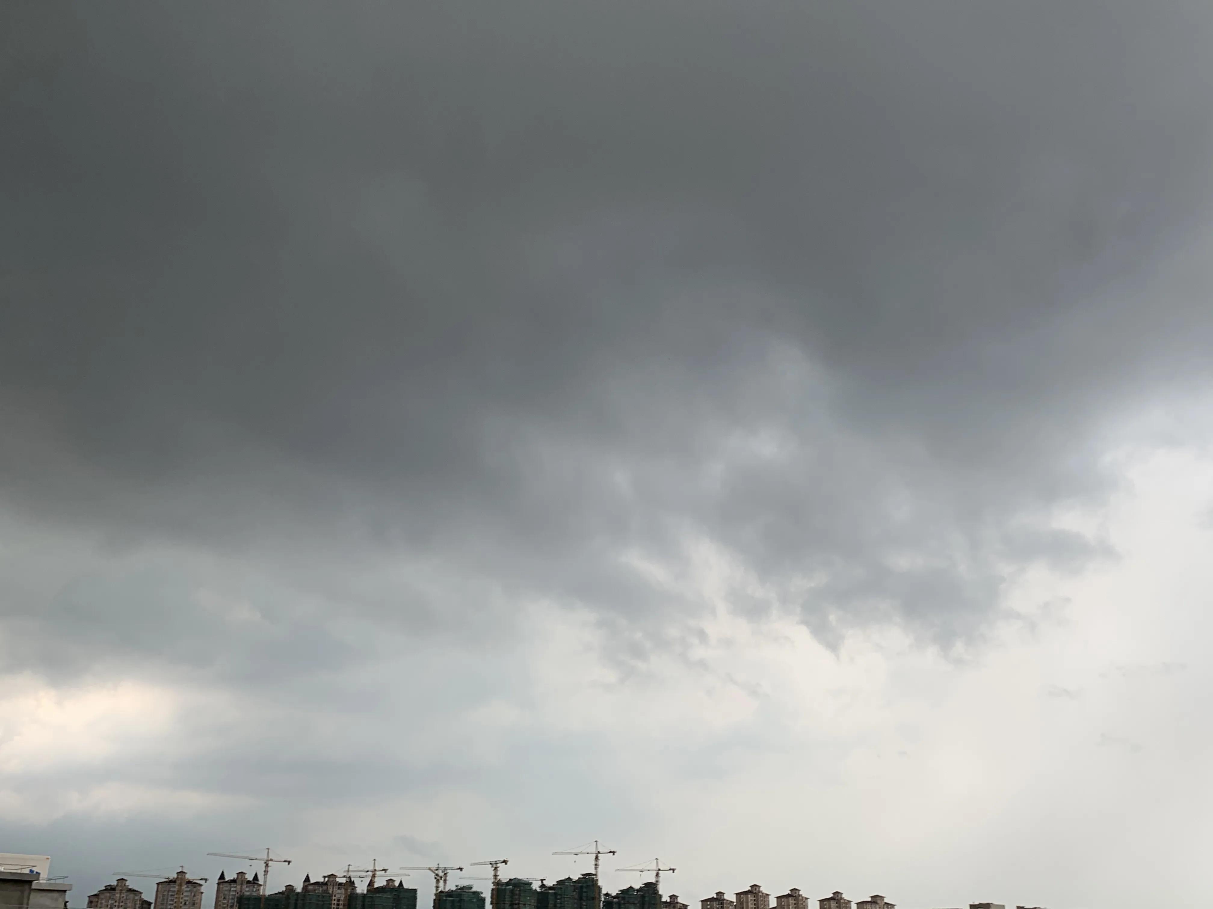 暴雨突袭上海堪比台风过境