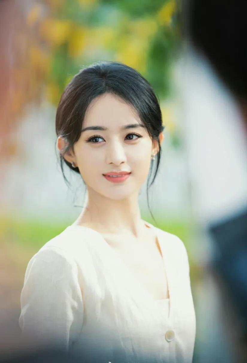 赵丽颖越来越温柔了！变得成熟知性了，努力的人在哪都会被看到