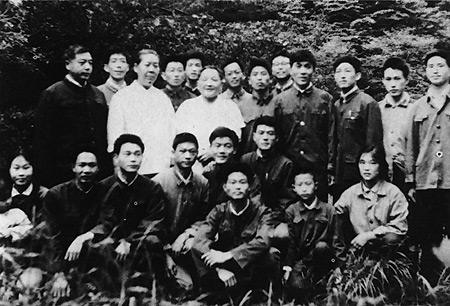 1979年75岁邓小平登黄山，随行人员担忧，邓小平：我比你们有经验