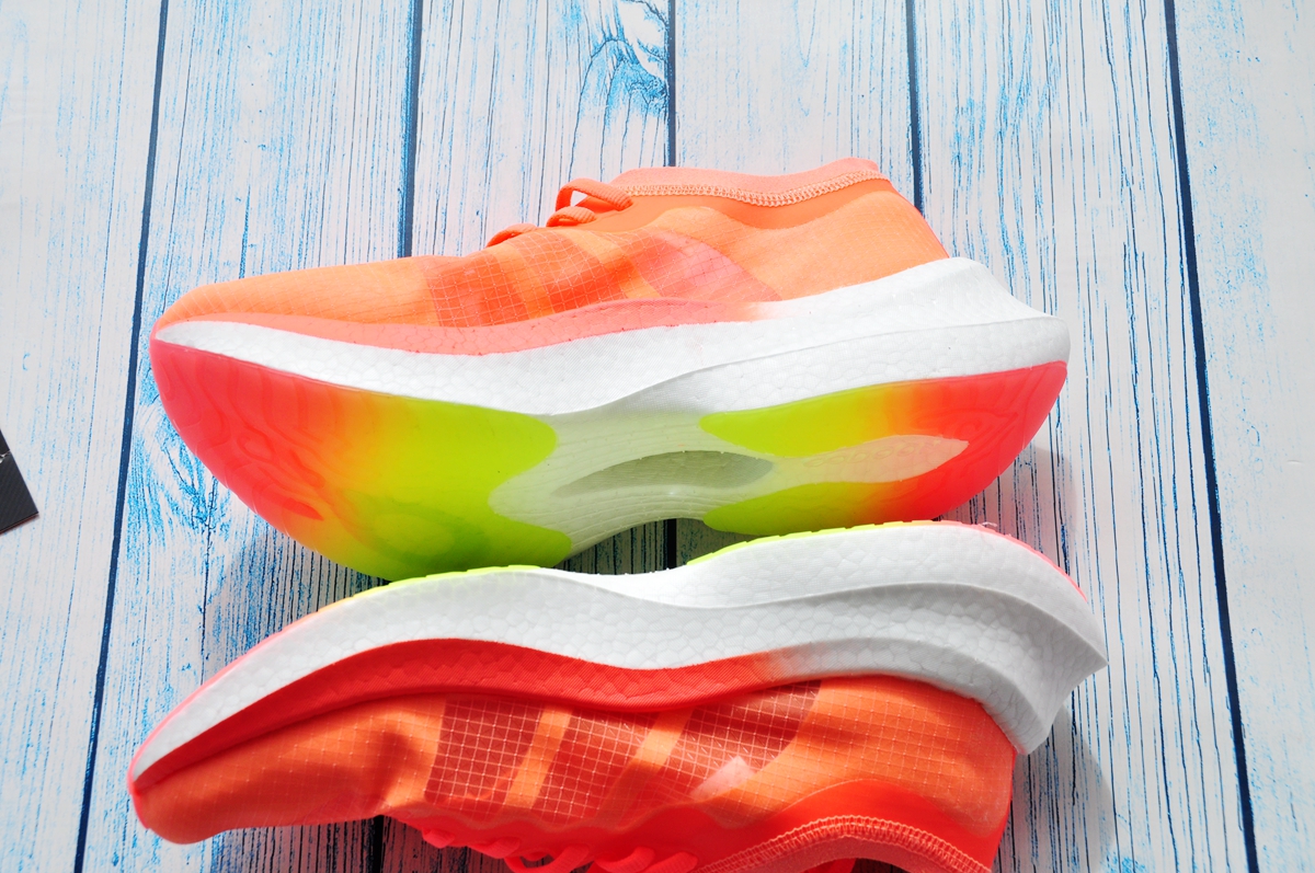 咕咚全掌碳板跑鞋42K，让“造风者”尽情去RUN