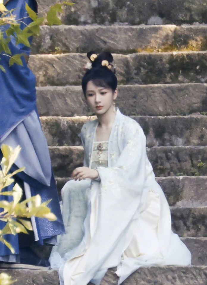 杨紫新剧《长相思》再惹争议！烈士陵园拍仙侠剧，遭网友发文怒斥