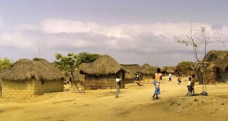 没想到,布力家里很贫穷,只有一栋破旧的茅草屋.