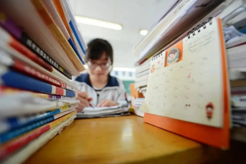 一般大学一个月多少钱（国内大学分为4档）