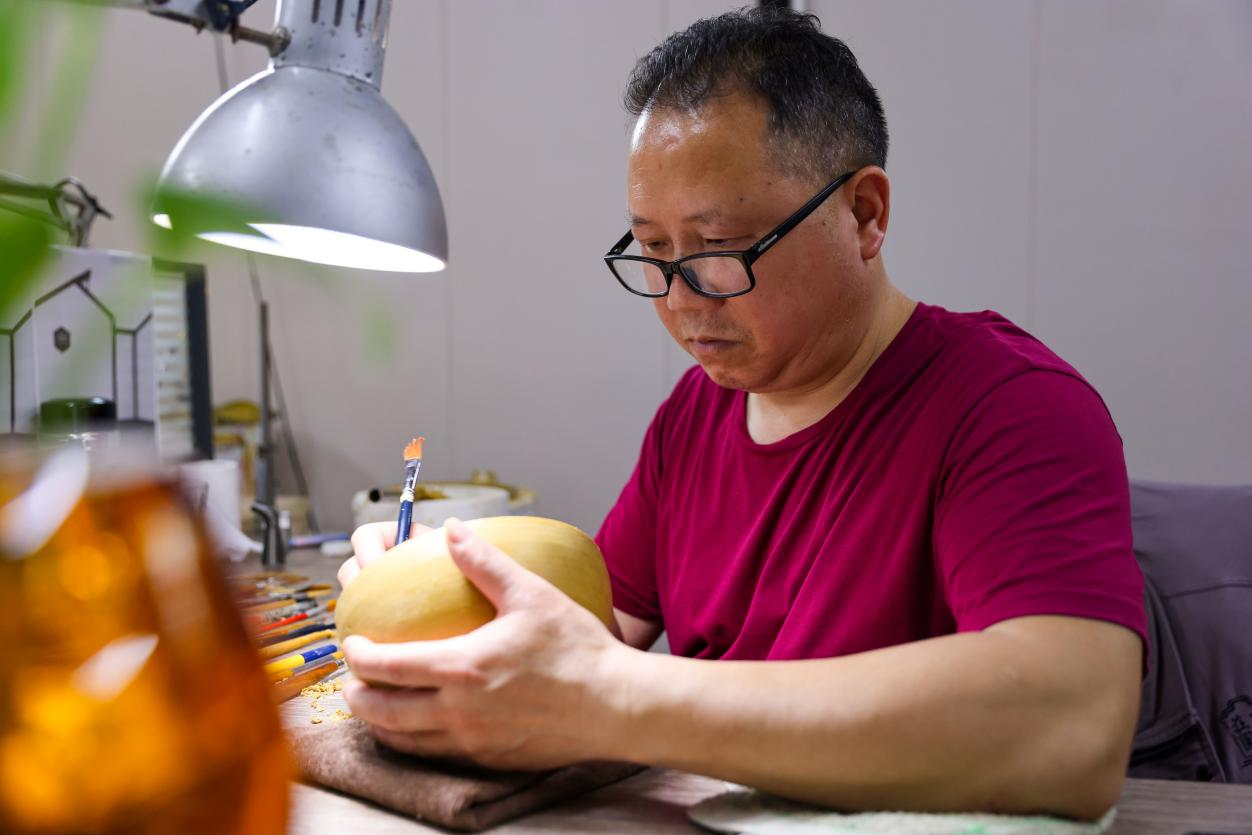 李锋：化古镇诗意为琉璃光影