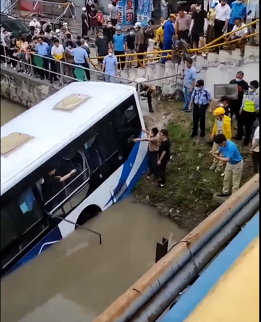 突发！上海一公交车冲入河中，目击者：差点撞到人，车里有人被困