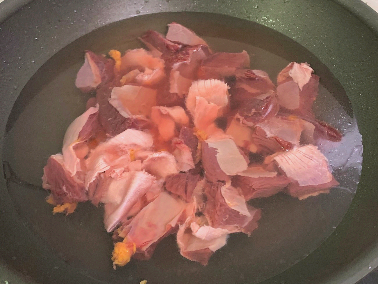 牛肉怎样炖才熟得更快？老师傅教我3个小技巧，牛肉烂鲜香没腥味