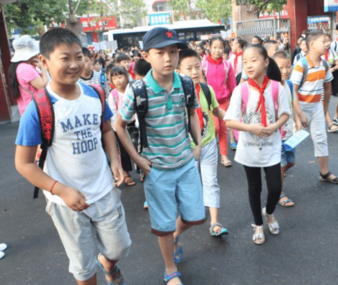 小学生在家上网课，却因坐姿“不雅”，被网友吐槽是总裁上班