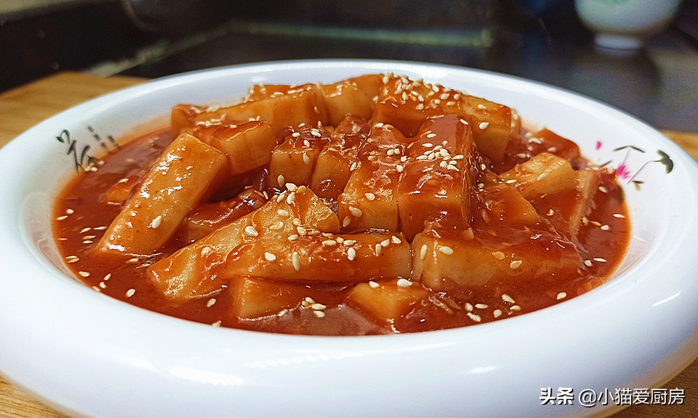 年糕做的炒菜，色泽红亮，口感软糯，味道香甜微辣，特别好吃过瘾