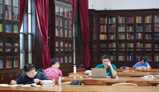 清华校园街头采访走红，出镜学霸造型引热议，网友：一看就很稳重