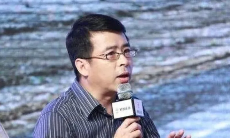 曾经的央视名嘴阿丘，因一句“向世界道歉”，彻底身败名裂