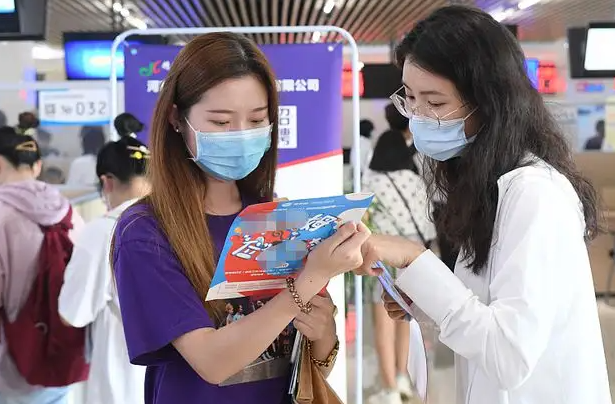 大学生迎好消息，就业协议不再与毕业证“挂钩”，应届生举手支持