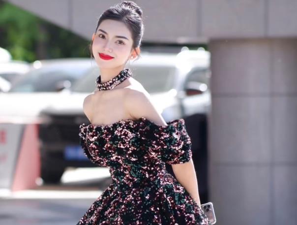 大学运动会举牌女生颜值高，好似迪士尼在逃公主，男生目不转睛