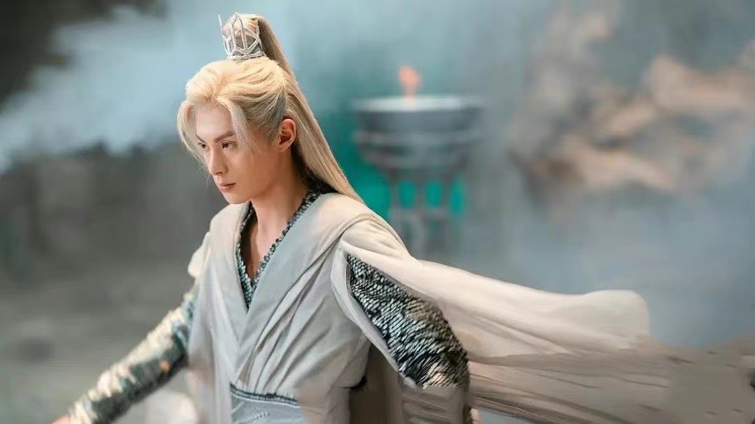 同样是演“白发美男”，有人一眼万年，有人像顶了一头枯草