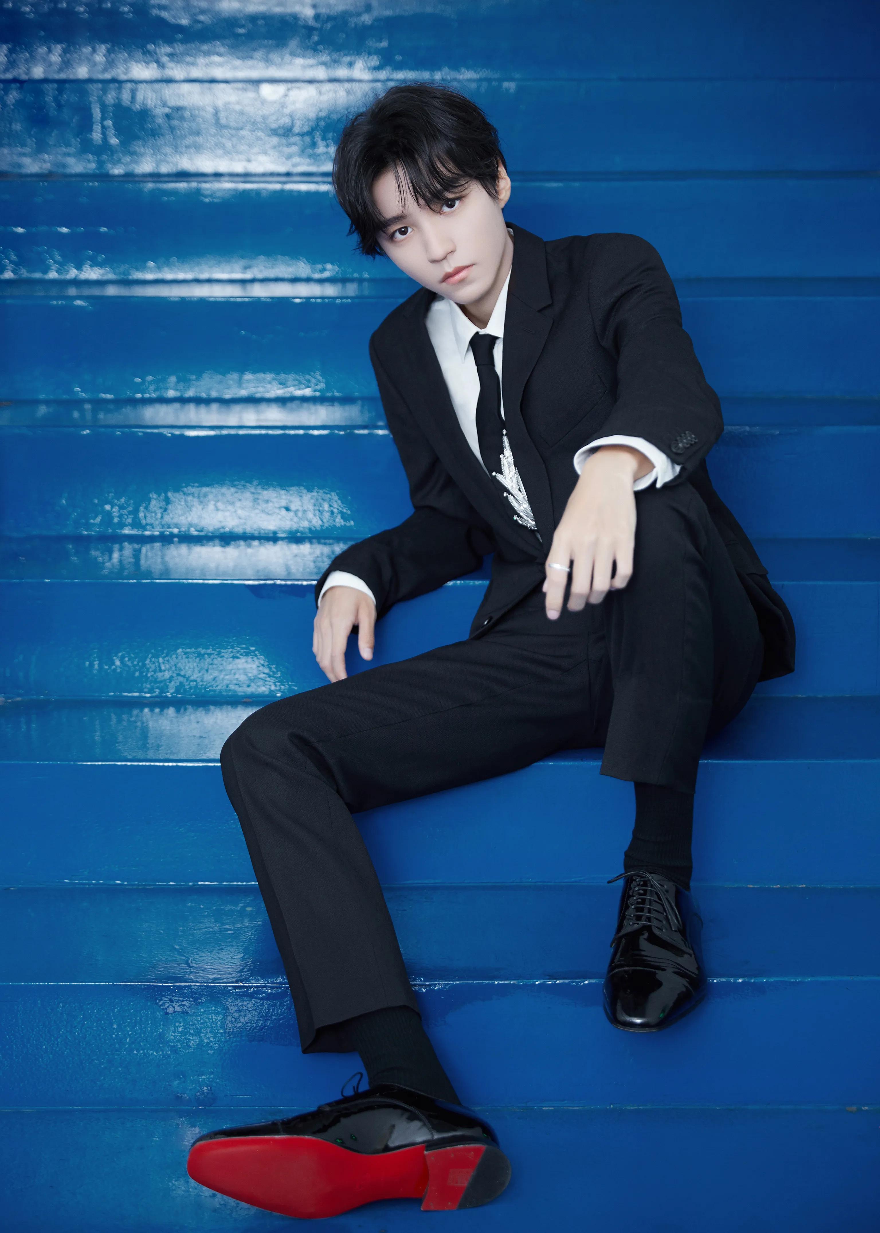 王俊凯刺绣工艺装点黑色西装