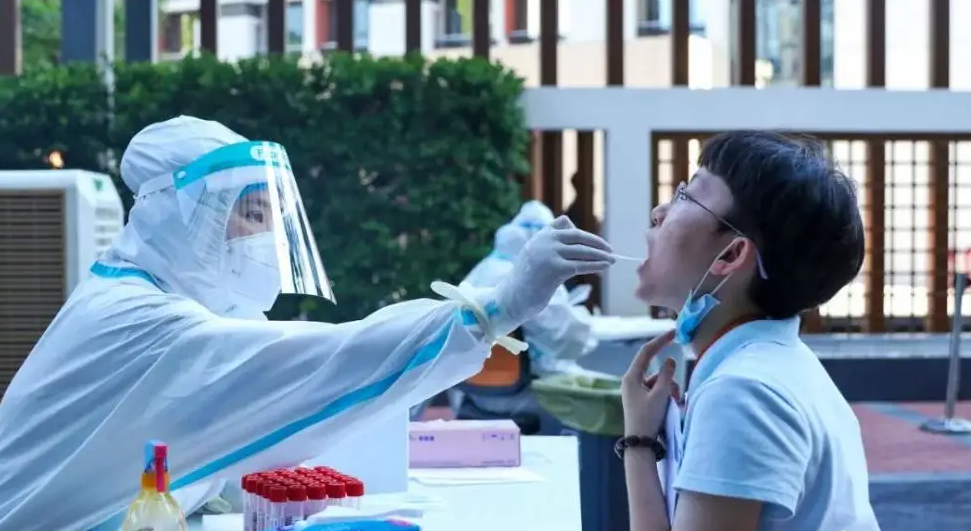 令人气愤！郑州大学两名在校生翻墙外出，网友：建议开除