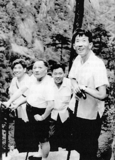 1979年75岁邓小平登黄山，随行人员担忧，邓小平：我比你们有经验