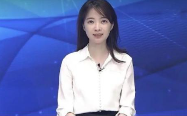 继王冰冰后，央视又有2位女记者“美出圈”了，集美貌知性于一身