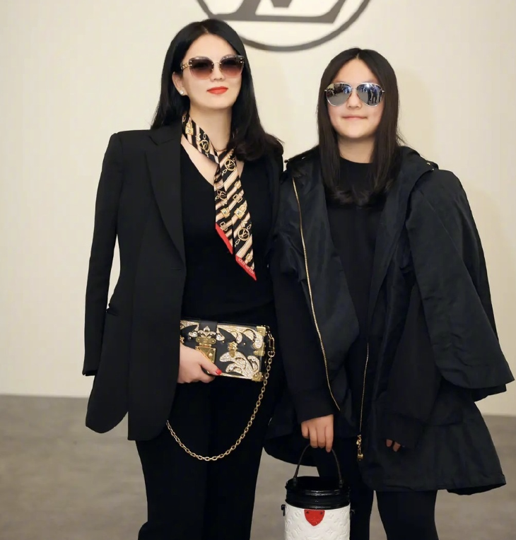 李湘晒母女近照，王诗龄靠着妈妈卖萌，试穿衣服身材高挑又瘦了