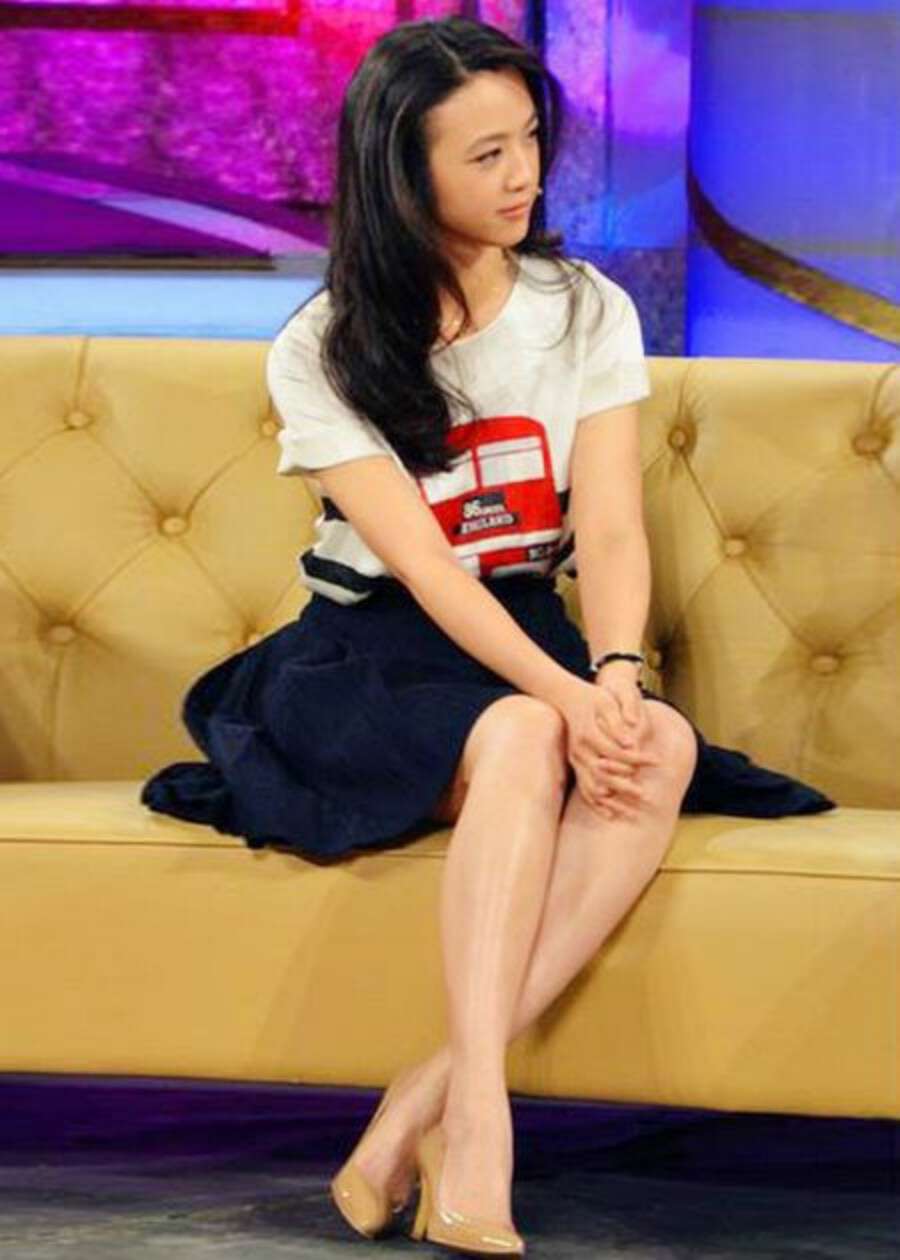 被56岁的江珊惊艳了：发型蓬松，衣着休闲，如邻家姐姐不显老