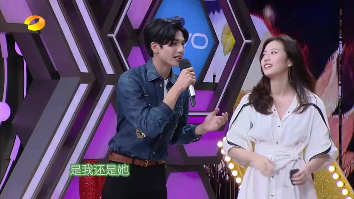 周雨彤：被水枪呲到脱妆，素颜一点都不像27岁的人