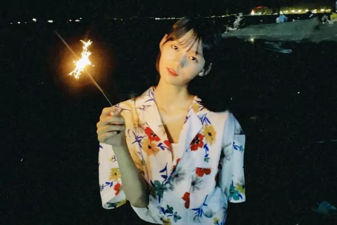 辣目洋子腰上一圈白花花的肥肉，让多少女孩惊醒，漂亮和体重无关