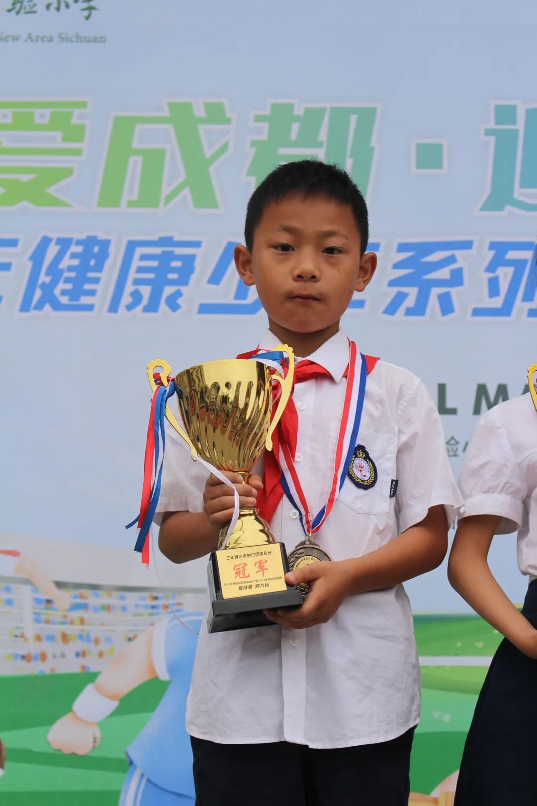 天府新区华阳实验小学在升旗仪式上隆重举行足球运动会颁奖典礼