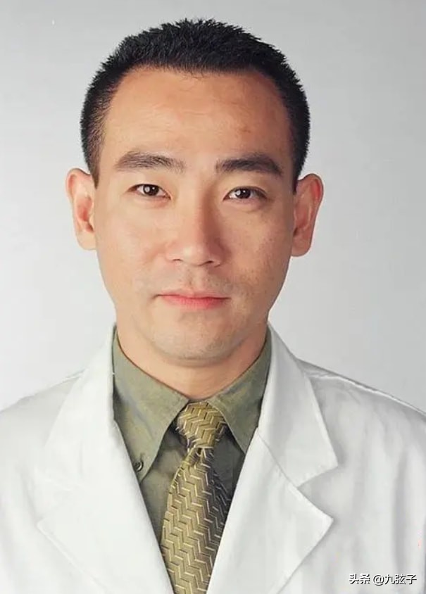 TVB“末代皇帝”林保怡的双面人生，57岁依然单身