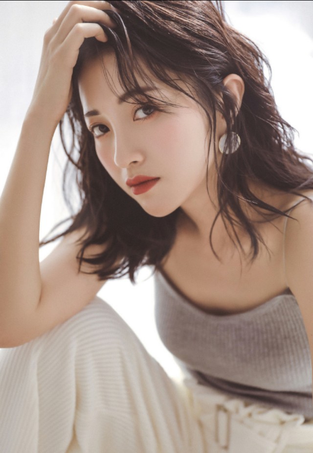 包文婧：吊带背心居家美拍，清新靓丽