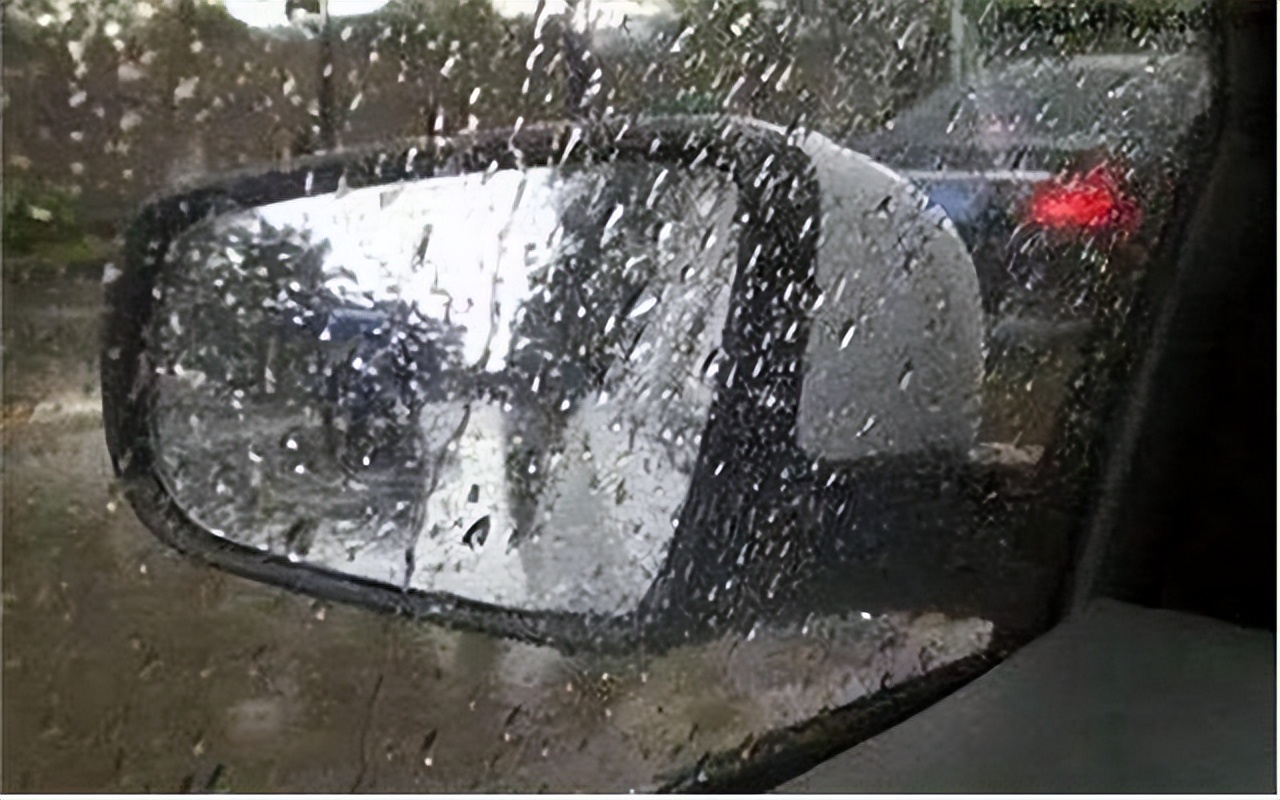 雨天開車后視鏡全是水，如何解決