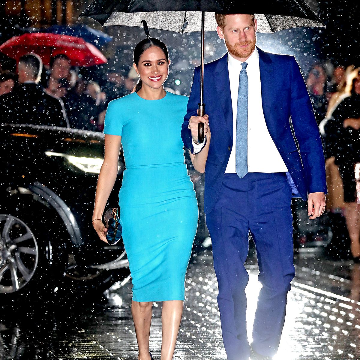 做代言人时顺走的高跟鞋，梅根还在拍订婚照时穿？网友：非常像