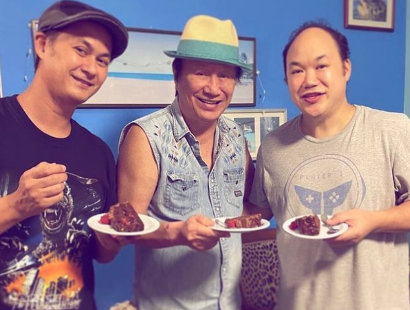 许冠杰双胞胎孙子小学毕业！一家六口开心庆祝，俩娃太像外国妈妈