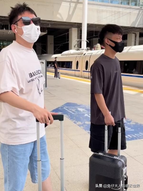 德云社二哥刘筱亭凌晨发文，在线喊话搭档张九泰，期待下一个十年