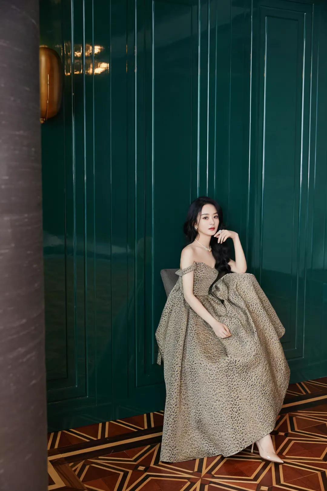 三大顶流的豹纹battle，迪丽热巴休闲惬意，赵丽颖杨幂一言难尽