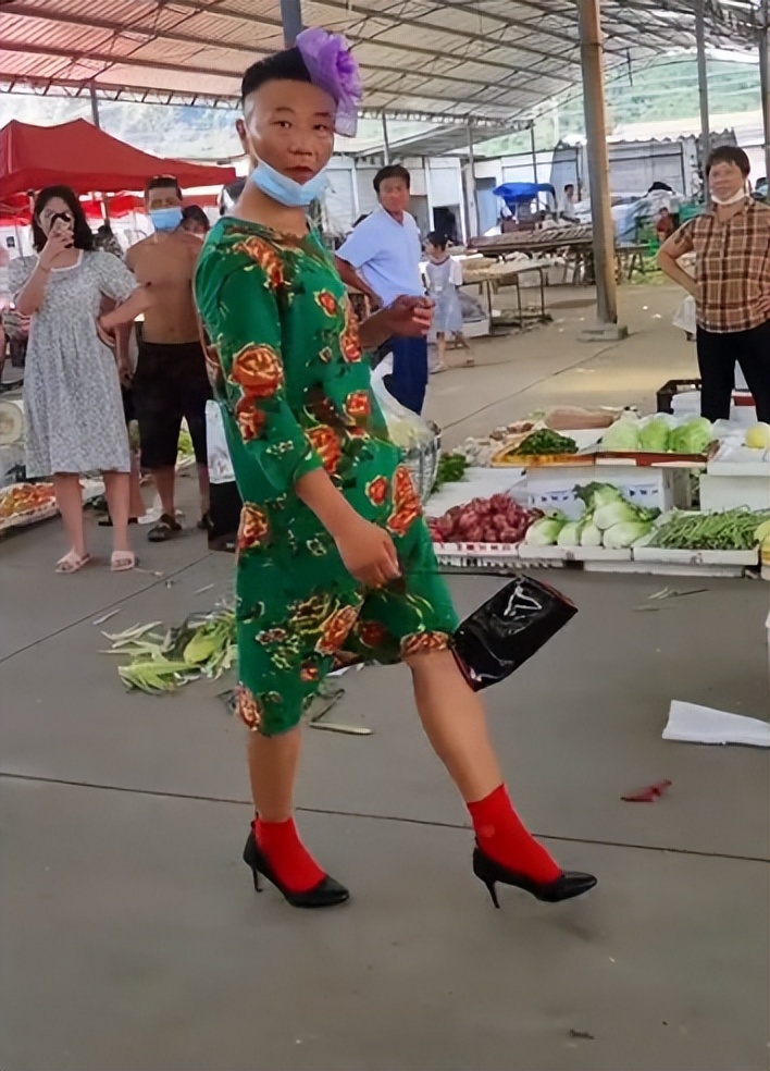 爱表演的生哥：模仿老太太走红圈粉400万，被赞“第二个宋小宝”