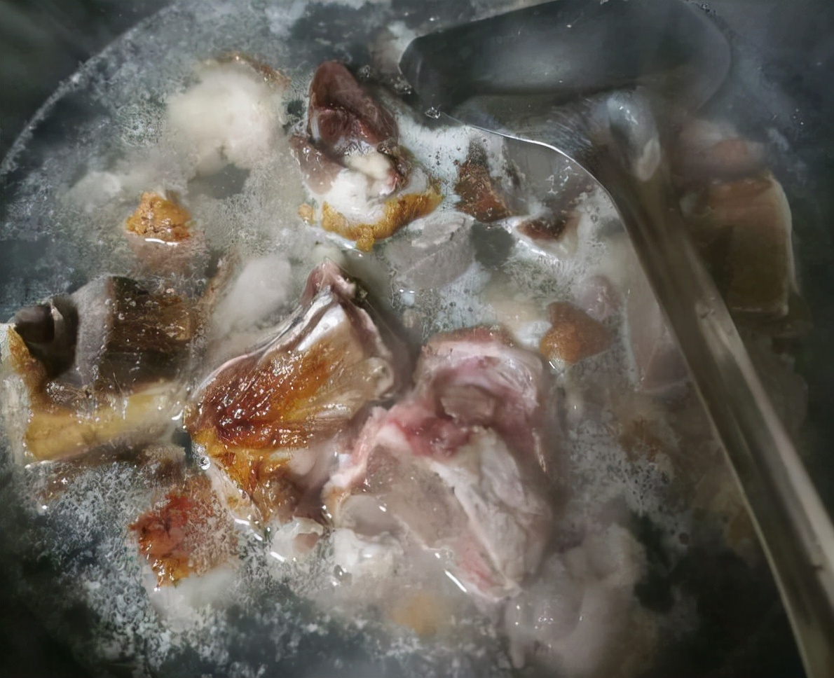 烟熏排骨怎么做好吃（4步学做风味十足的烟熏腊排骨）